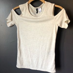 Cold-Shoulder Divided T-Shirt